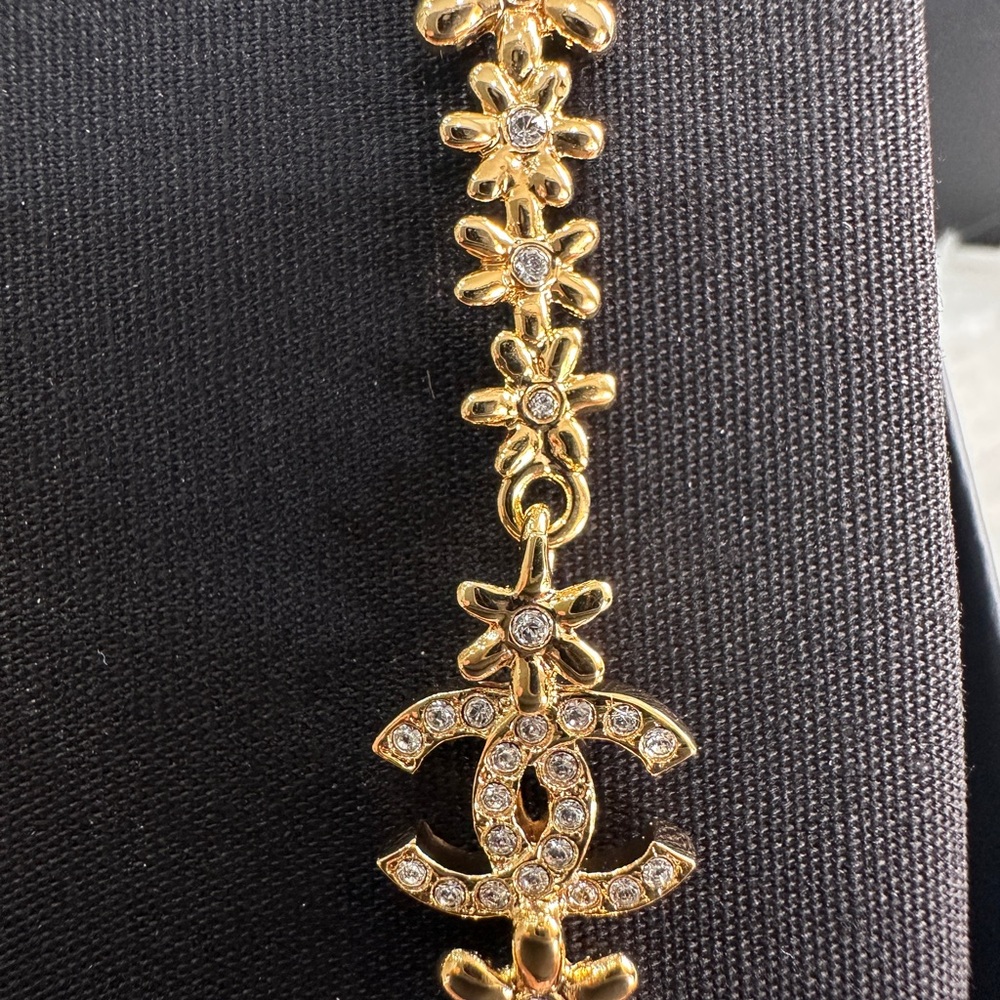❌ SOLD ❌ Chanel Drop Gold Earrings CC Logo and Floral Design - Picture 2 of 6